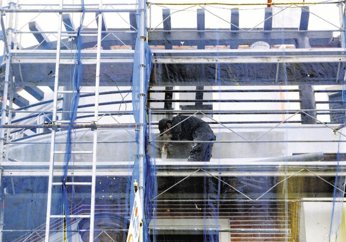 Obras de aislamiento de la fachada de un edificio.