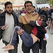 Un hombre ataca a un niño palestino al hospital tras un ataque israelí en Gaza City.