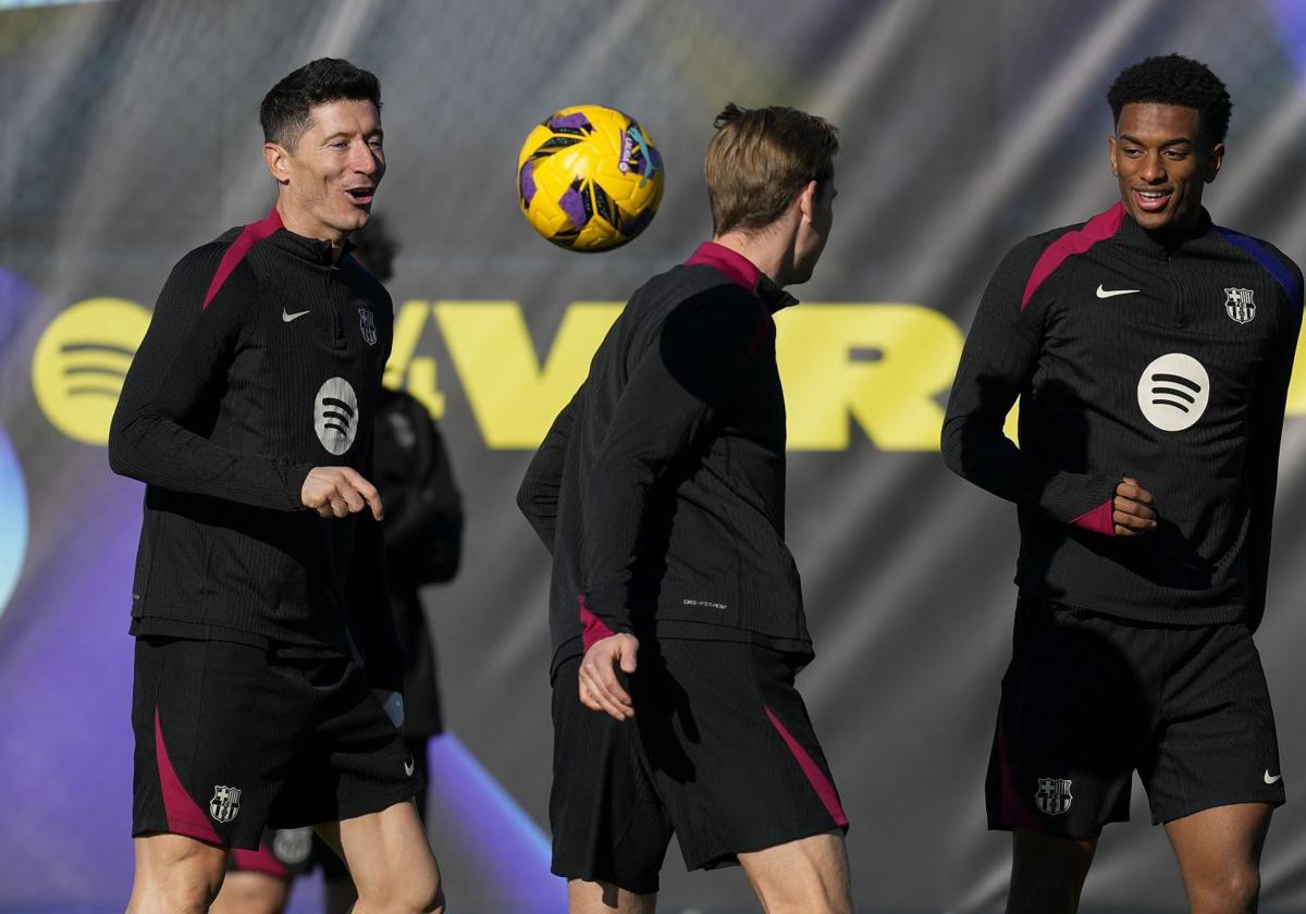 Lewandowski, De Jong y Balde, durante el entrenamiento del Barça de este viernes.