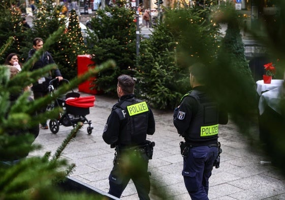 Policías alemanes patrullan en un mercado navideño en Berlín.