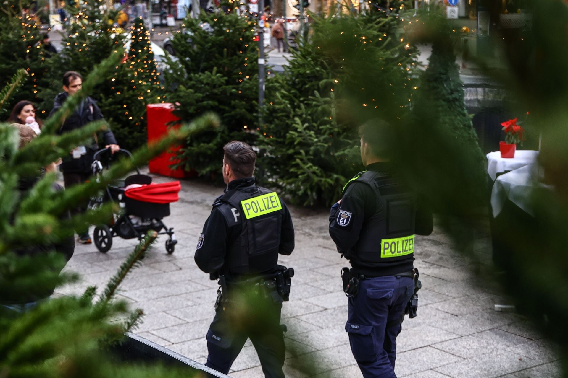 Policías alemanes patrullan en un mercado navideño en Berlín.