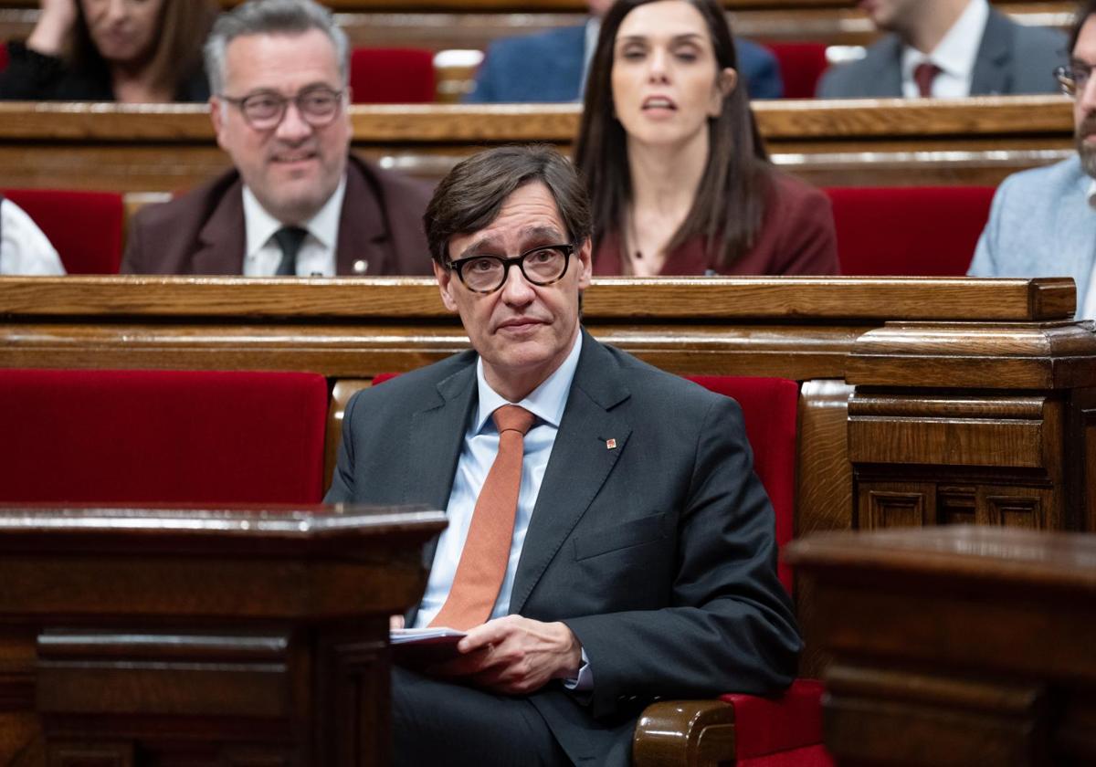 El presidente de la Generalitat de Cataluña. Salvador Illa, durante una sesión en el pleno del Parlament