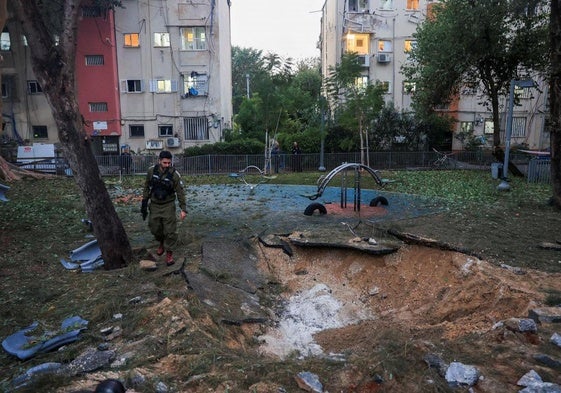 El misil de los hutíes impactó en un parque del centro de la capital israelí, Tel Aviv.