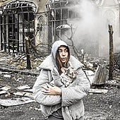 Una joven sostiene en brazos a un perro tras un ataque con misiles sobre Kiev registrado el viernes.