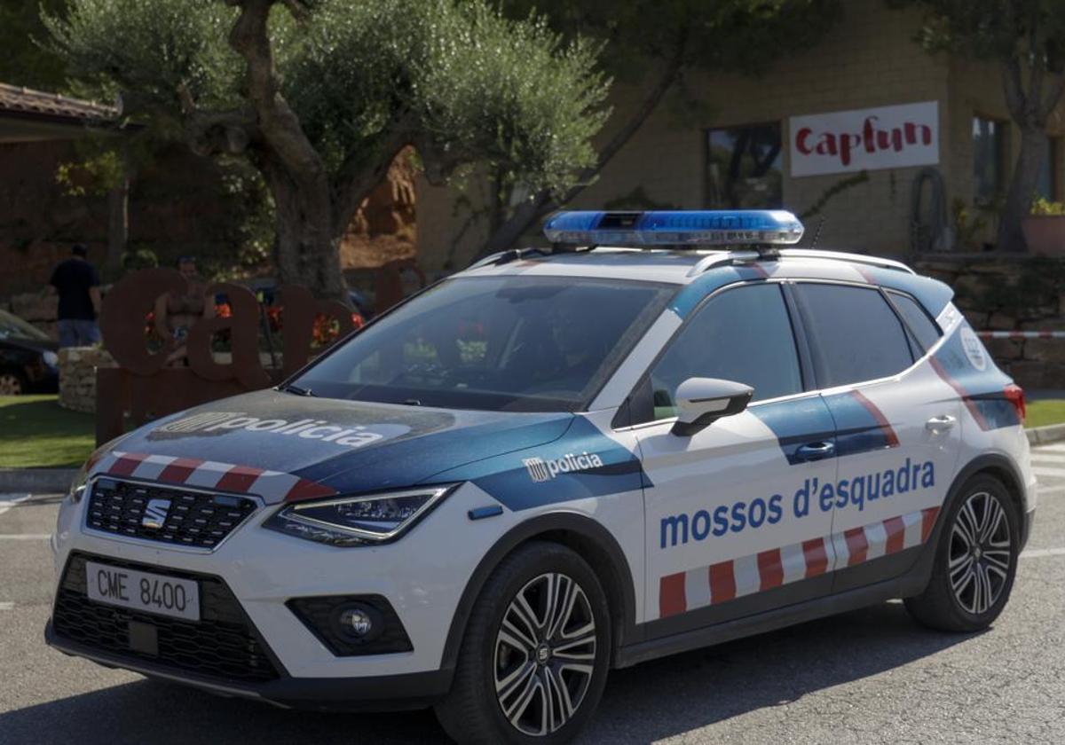 Un coche patrulla de los Mossos d'Esquadra en Barcelona.