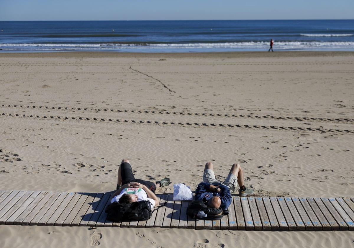 Dos personas en la playa de la Malvarrosa de Valencia este viernes.