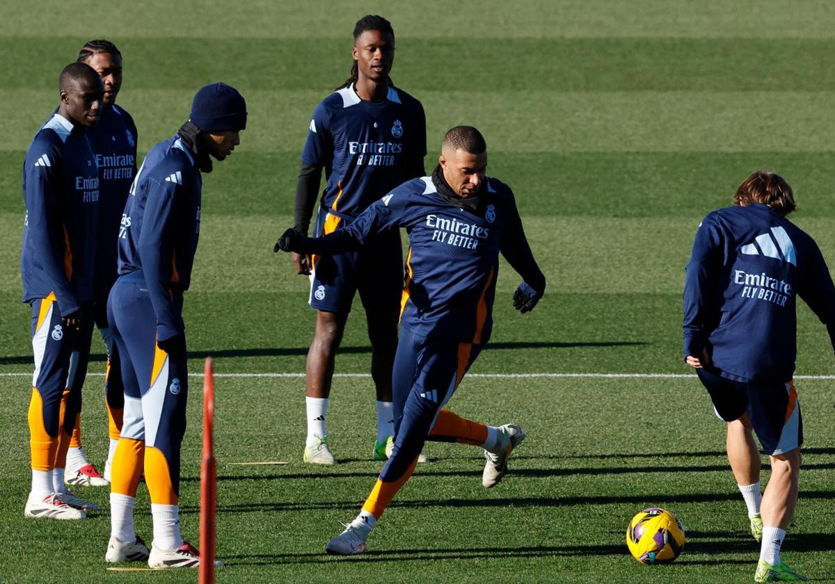 Los jugadores del Real Madrid, preparando el partido ante el Sevilla.