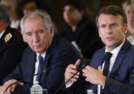 Emmanuel Macron, junto a su cuartro primer ministro del año, François Bayrou.