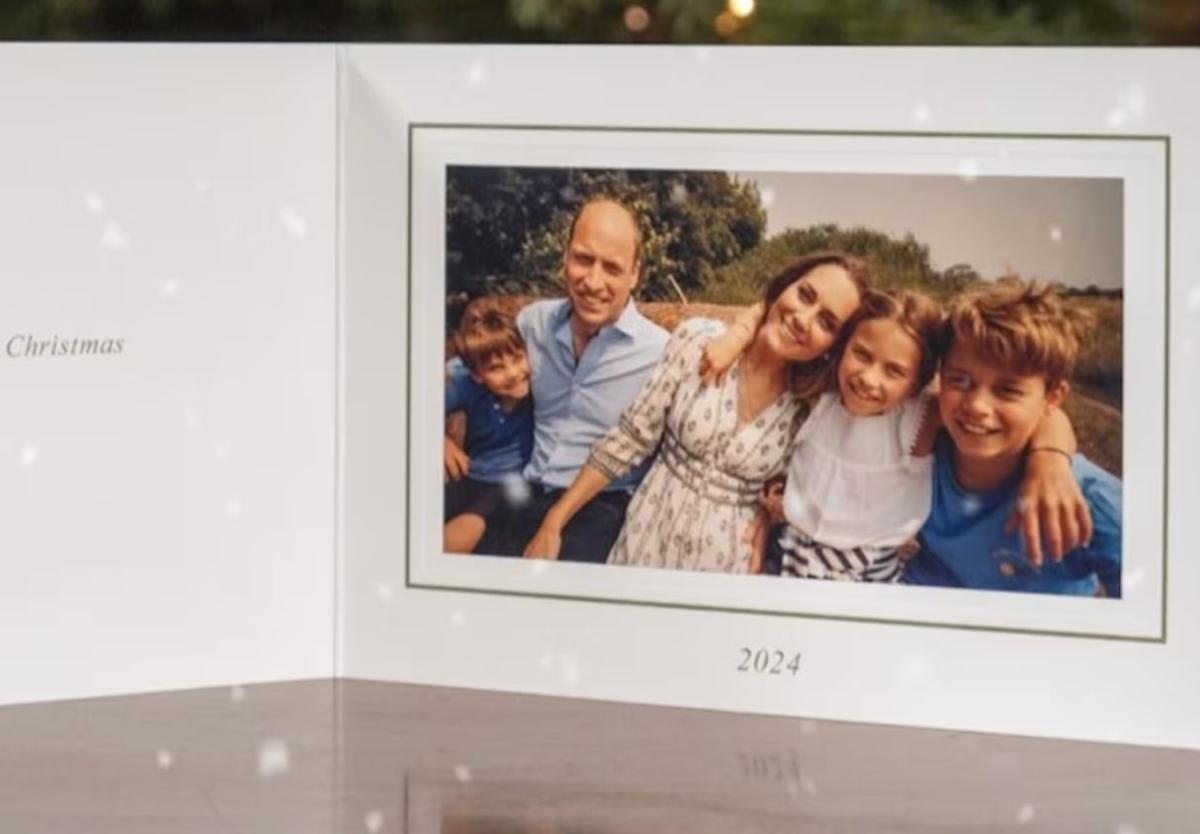 Postal navideña de los príncipes de Gales, con sus tres hijos, Jorge, Carlota y Luis.