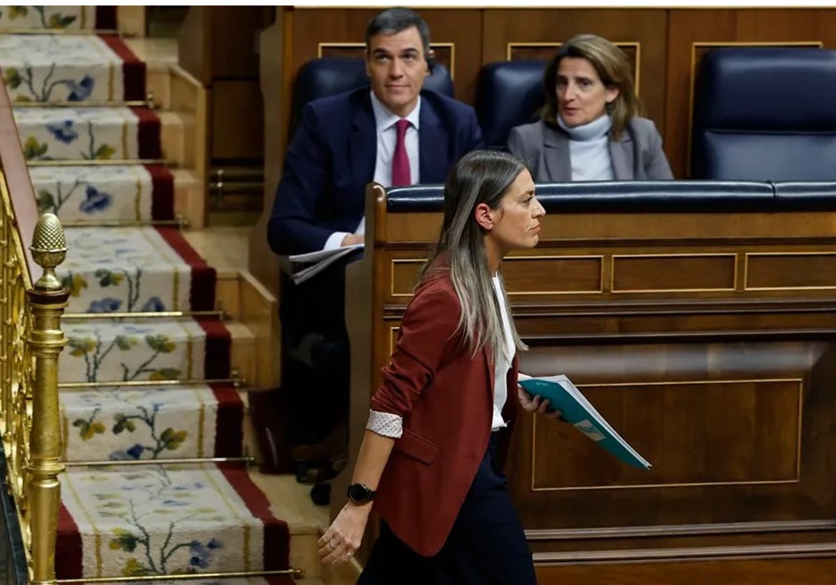 Miriam Nogueras, portavoz de Junts, pasa delante de Pedro Sánchez en el Congreso