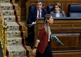 Miriam Nogueras, portavoz de Junts, pasa delante de Pedro Sánchez en el Congreso