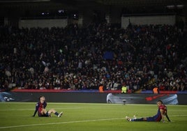 Pedri y Raphinha, tras la derrota ante el Atlético en Montjuic.