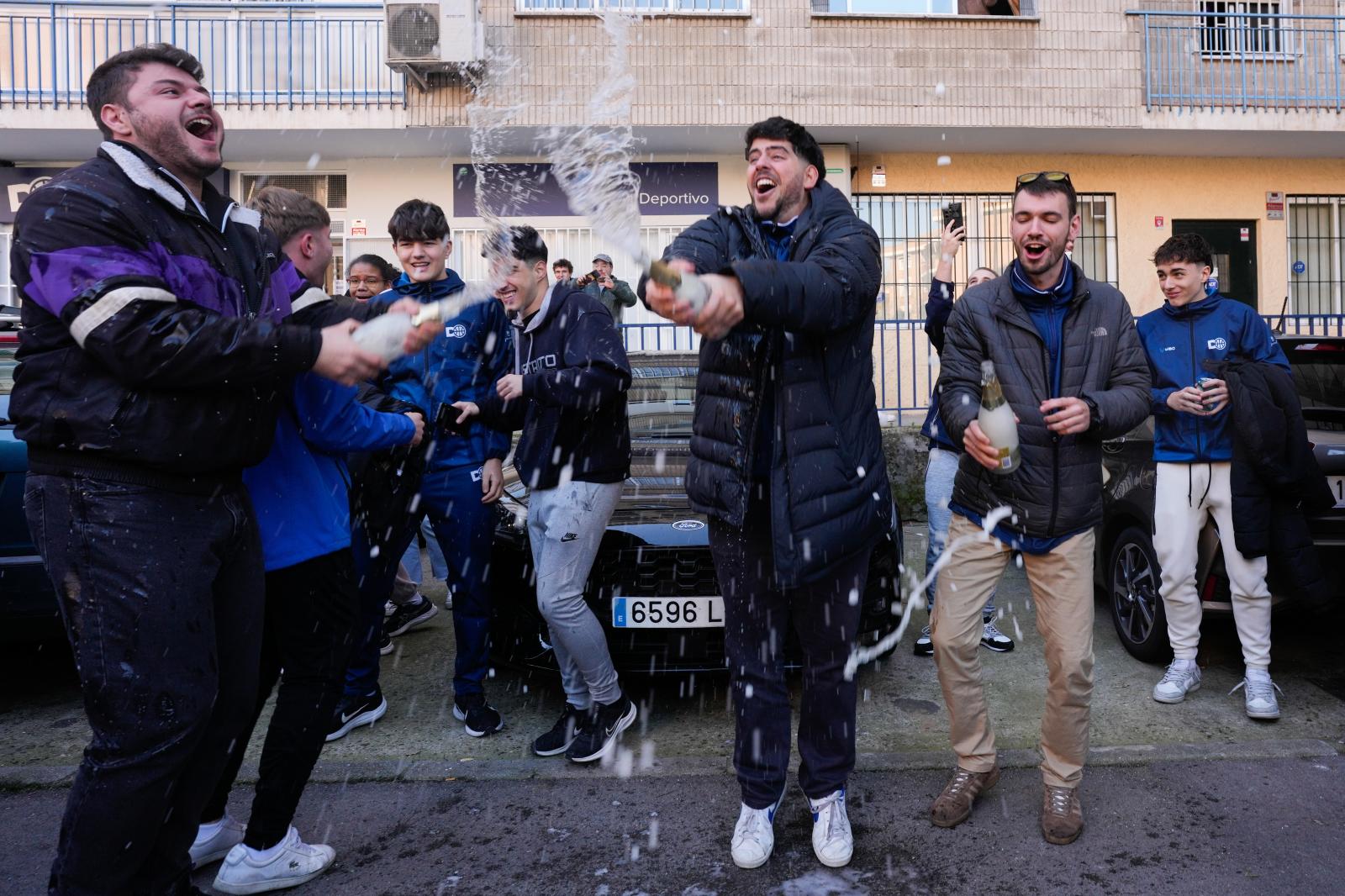 La mitad del Gordo, el 72.480, ha ido parar al club de baloncesto madrileño Distrito Olímpico, que compró los décimos en la administración de Logroño