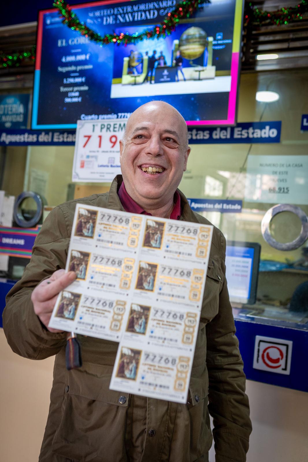 Francisco Quintanilla, de la Administración número 7 de Mérida, muestra el número agraciado con el cuarto premio de la lotería de Navidad