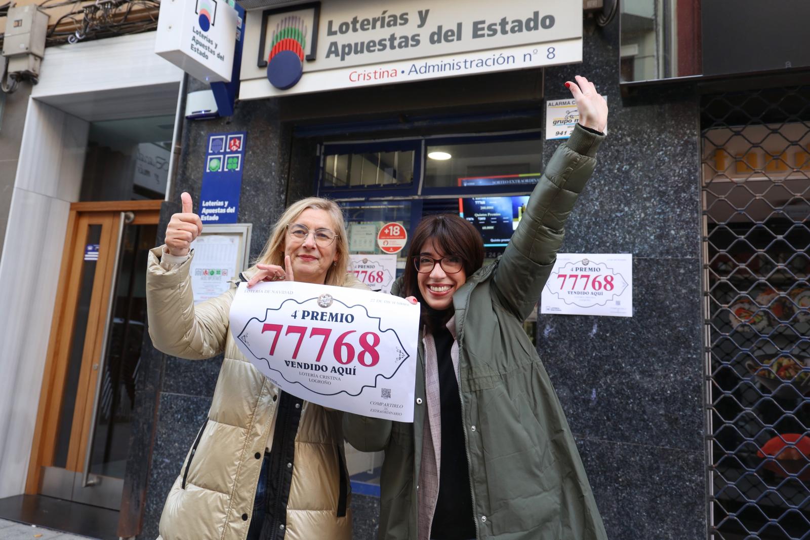 Las empleadas de la administración número 8 de Logroño Maricruz Marín y Sandra López celebran tras haber vendido décimos del 77.768