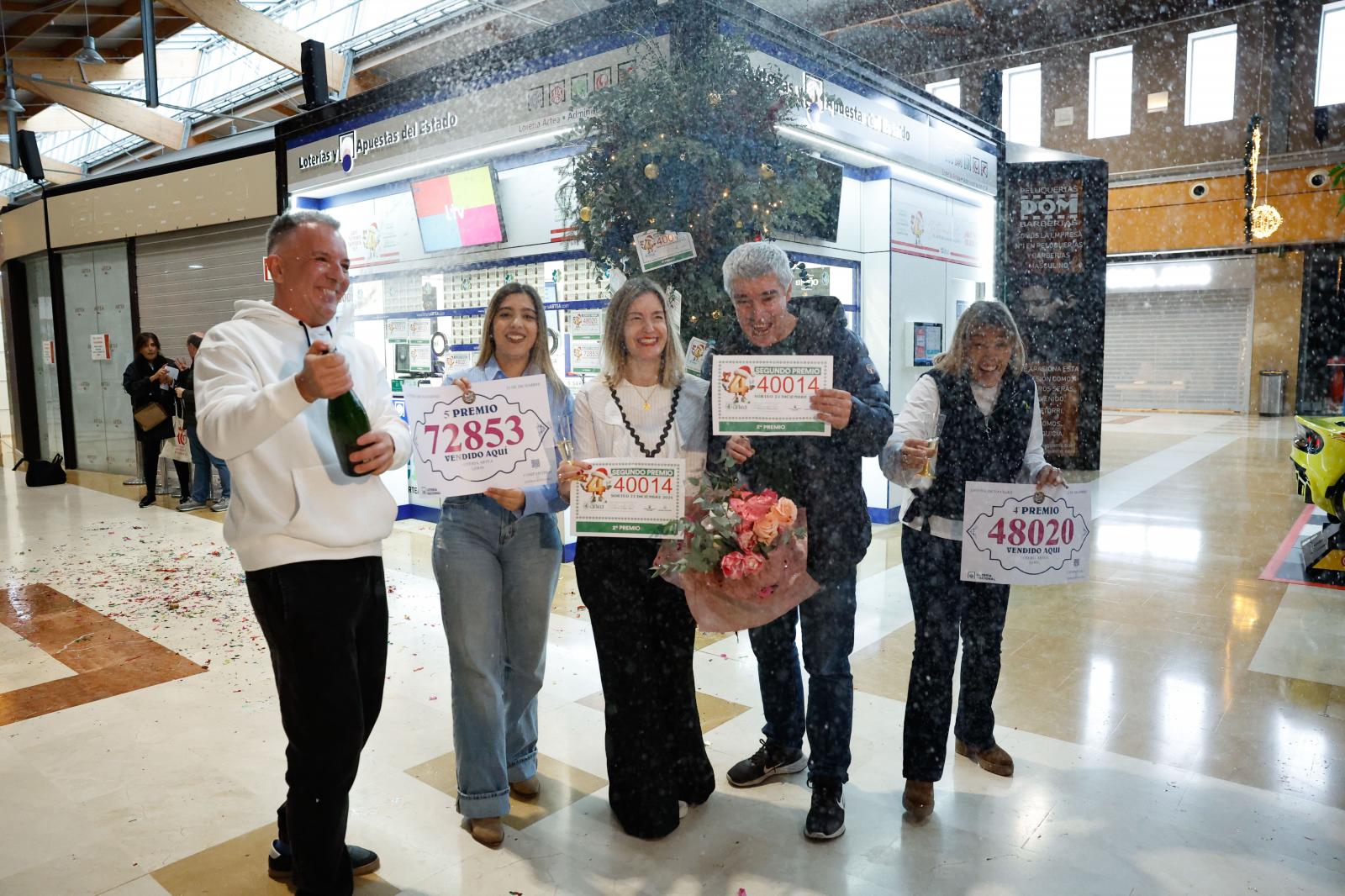 Trabajadores de la administración de lotería en Leioa, donde han vendido el segundo premio