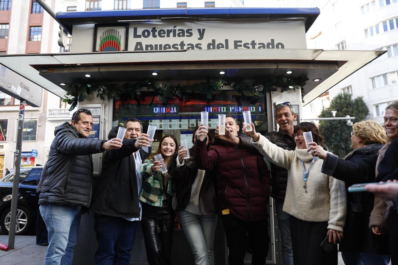 Celebraciones junto al quiosco de la calle Gran Vía de Madrid que ha vendido el número 45.225