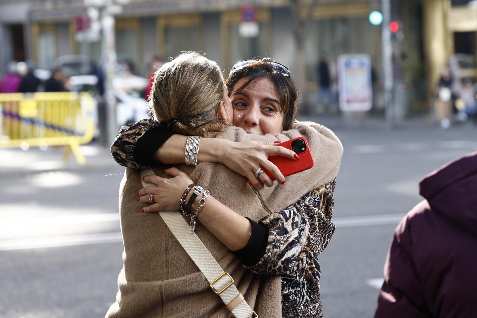 Dos mujeres se abrazan tras haber ganado uno de los quintos premios de la lotería de Navidad