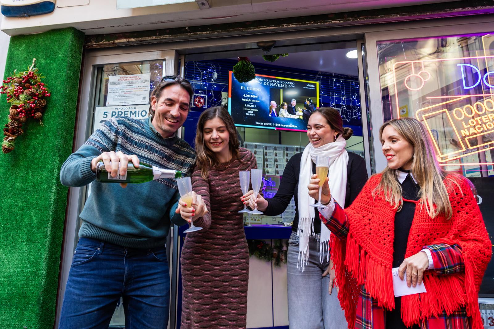 La administración Doña Lola de Toledo celebra la venta de un cuarto premio en la Lotería de Navidad