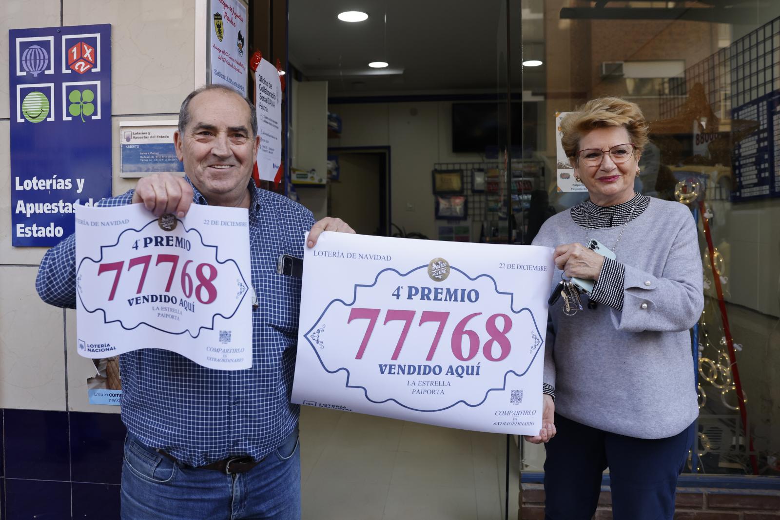 Los padres de la lotera de la administración «La estrella» muestran el cuarto premio que ha dejado 2.286.000 euros en la Comunidad Valencia