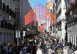 La calle Preciados de Madrid repleta de gente comprando esta Navidad.