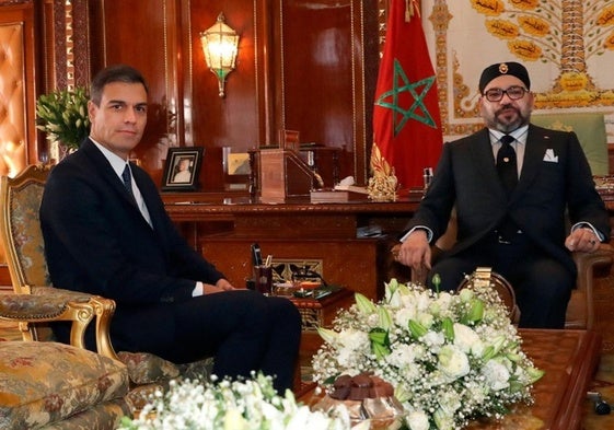 El presidente del Gobierno, Pedro Sánchez, junto al rey marroquí Mohamed VI en un encuentro bilateral en 2021.