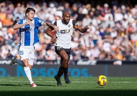 Dani Gómez rescata un punto para el Valencia, que abandona el farolillo rojo frente al Alavés