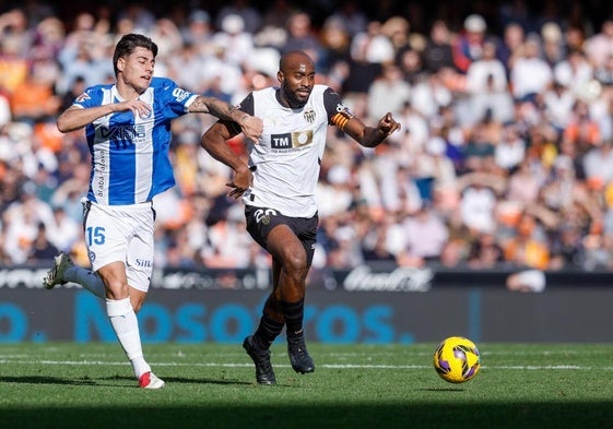 Dani Gómez rescata un punto para el Valencia, que abandona el farolillo rojo frente al Alavés