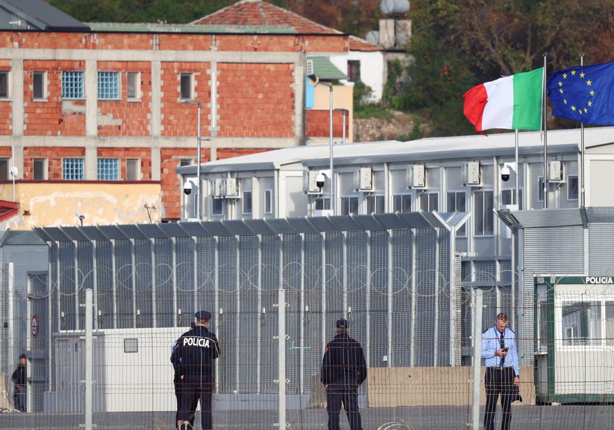 Entrada al centro de inmigrantes de Shengjin en Albania.