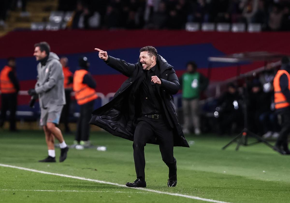 Simeone celebra la victoria del Atlético en Montjuic.