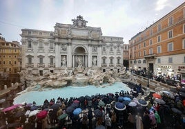 El agua volvió a brotar de la fuente este domingo, tras las obras de restauración.