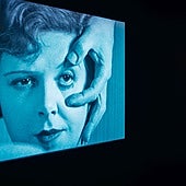 El histórico fotograma de 'Un perro andaluz', la película de Buñuel rodada en 1929, que se proyecta en la muestra.