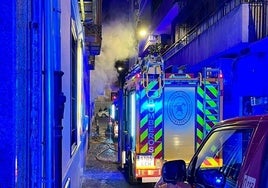 Bomberos trabajan en la extinción del fuego en el piso turístico.