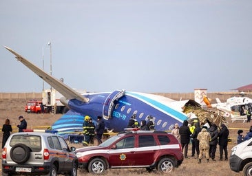 Acusan a Rusia de derribar con un misil el avión siniestrado en Kazajistán