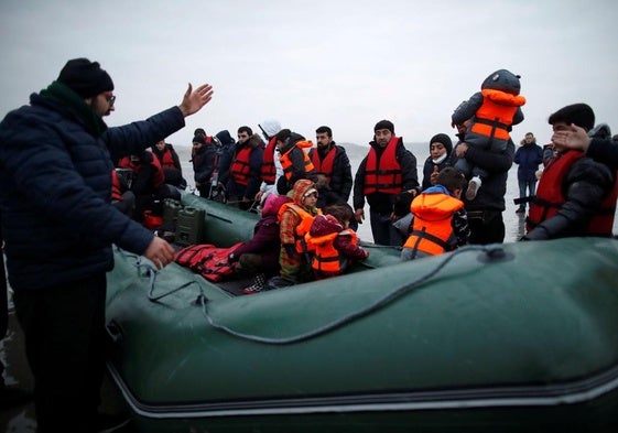 Una embarcación con migrantes se dirige a las costas francesas para cruzar el canal de la Mancha.