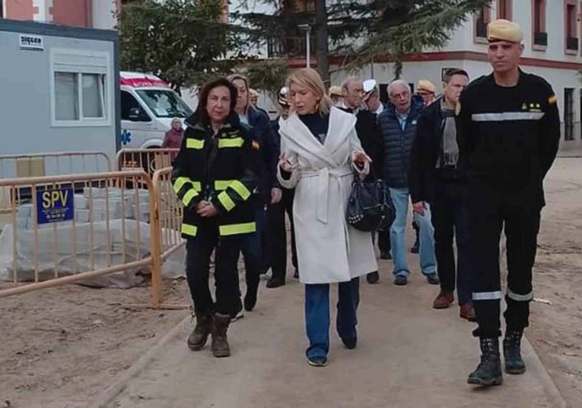 La ministra de Defensa, Margarita Robles, durante su visita a Picanya.