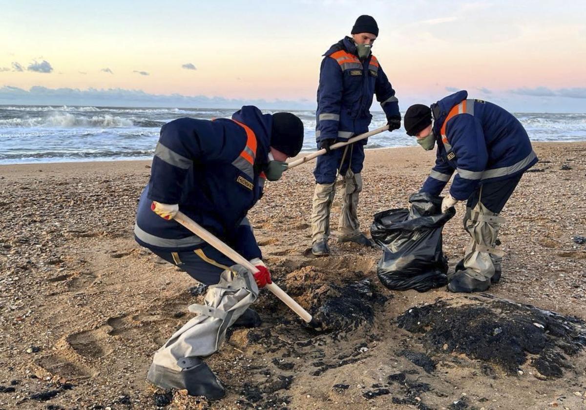 Operarios rusos trabajan en el limpiado de las playas contaminadas en Crimea.