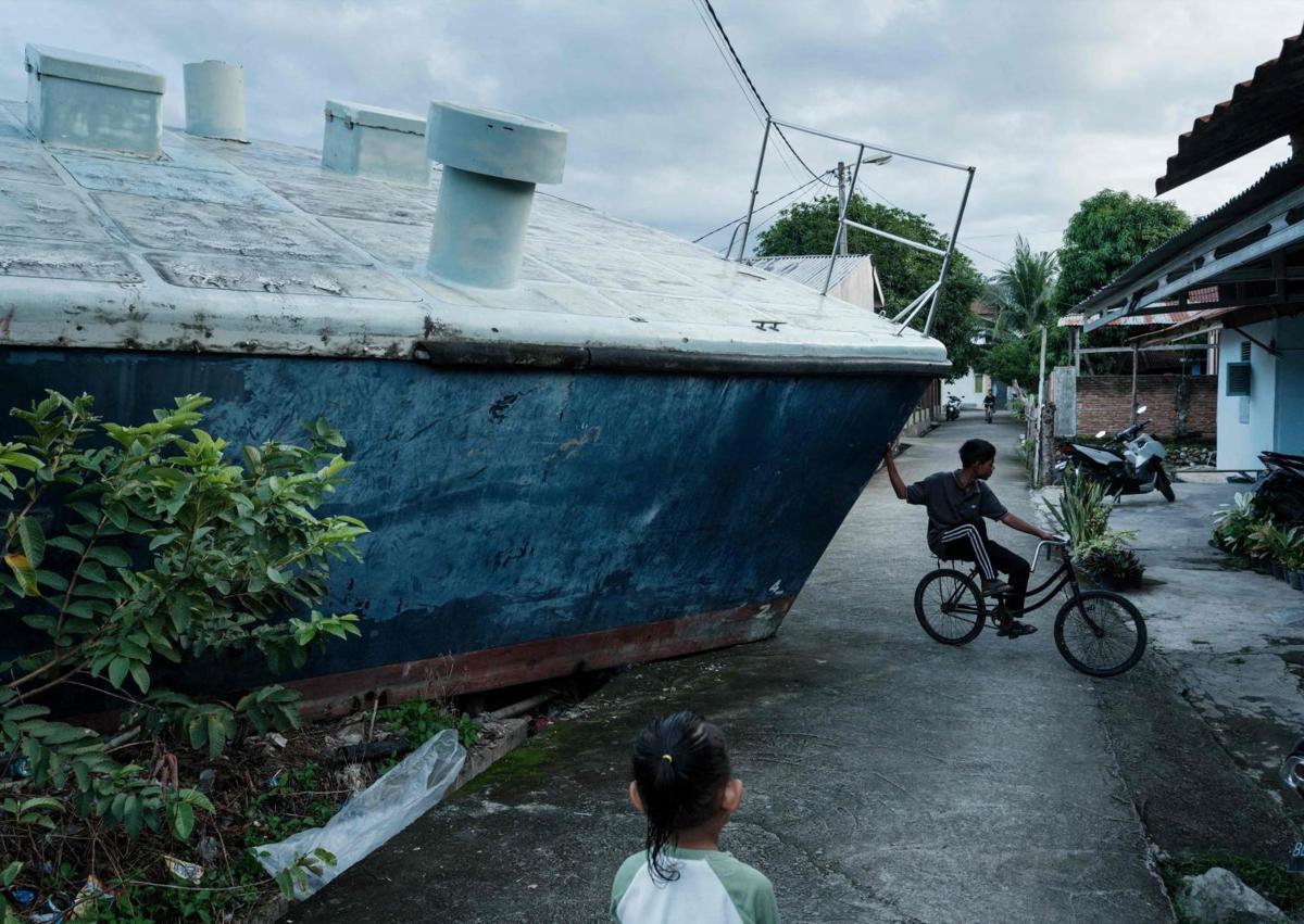 Imagen secundaria 1 - Embarcaciones que fueron arrastradas por el tsunami siguen formando parte del paisaje de Banda Aceh, la zona cero de la tragedia.