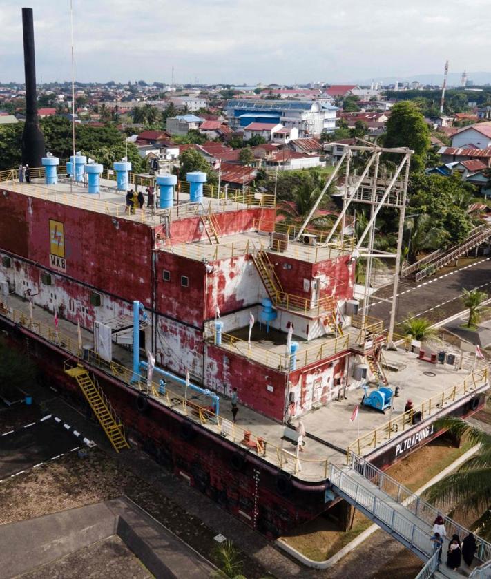 Imagen secundaria 2 - Embarcaciones que fueron arrastradas por el tsunami siguen formando parte del paisaje de Banda Aceh, la zona cero de la tragedia.