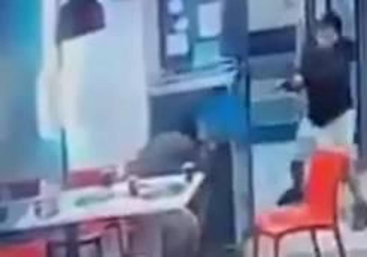 Momento del tiroteo en la pizzería el pasado mes de julio.