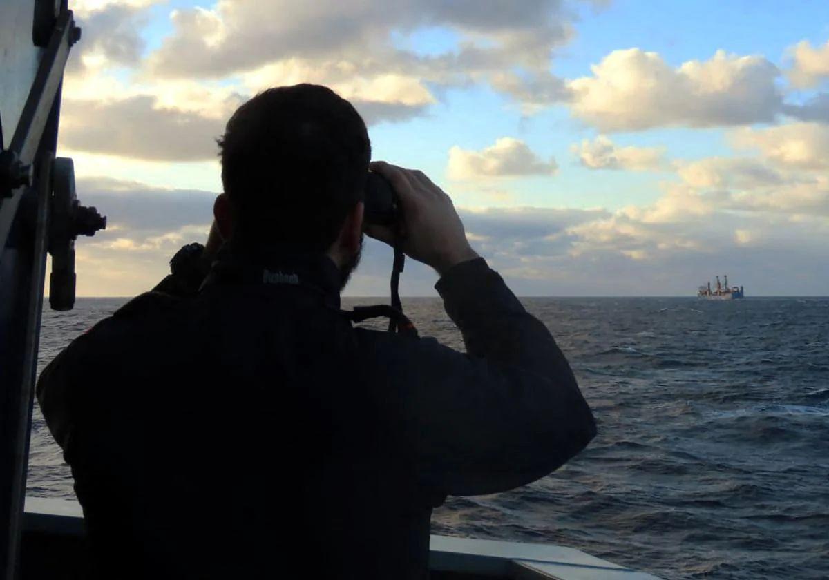 Un marino sigue desde un patrullero portugués al 'Ursa Major' al pasar por las costas de este país la semana pasada.