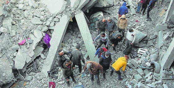 Civiles revisan el lugar de un ataque israelí en Jabalia, en el centro de la Franja de Gaza.