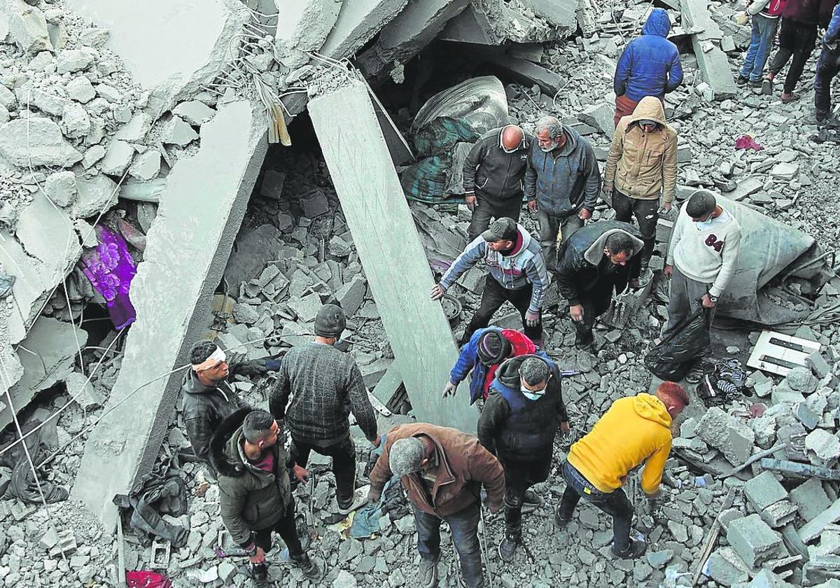 Civiles revisan el lugar de un ataque israelí en Jabalia, en el centro de la Franja de Gaza.