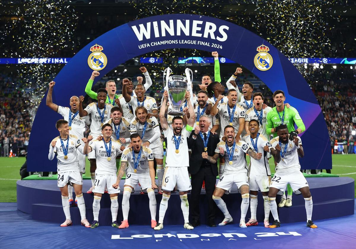 Los jugadores del Real Madrid y Carlo Ancelotti, celebrando la Decimoquinta en Wembley.