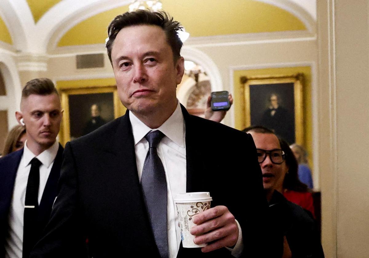 El multimillonario Elon Musk, estrecho aliado de Donald Trump, camina por el Capitolio estadounidense.