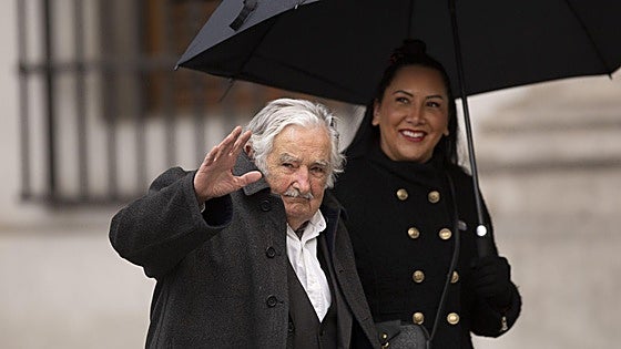 Operan a José Mujica para colocarle una prótesis en el esófago