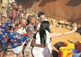 Una pareja de visitantes se hace un selfie en un poblado de Mwanza.