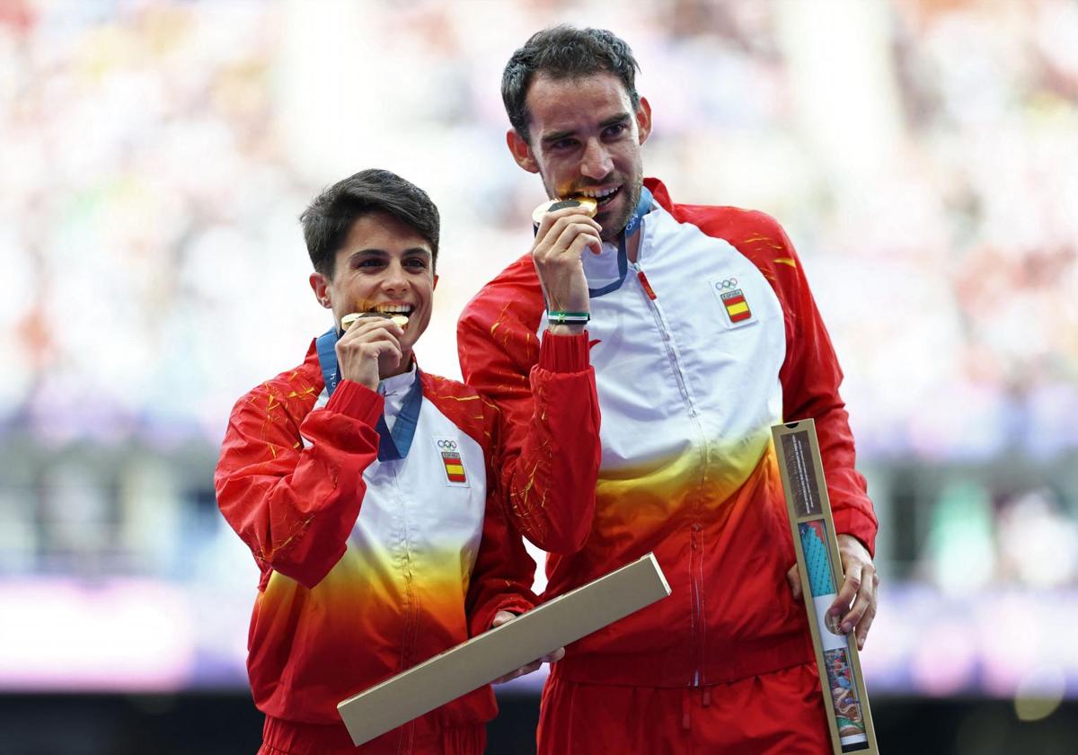 Los marchadores María Pérez y Álvaro Martín, con sus medallas de oro en el relevo mixto.