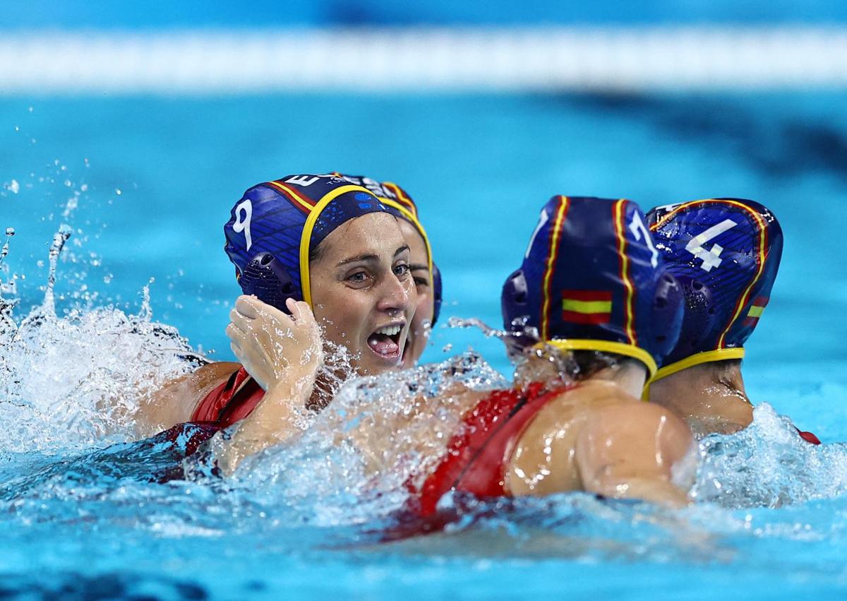 Imagen secundaria 1 - Carolina Marín, tras su grave lesión; la selección femenina de waterpolo y Jordan Díaz lograron el oro en París.