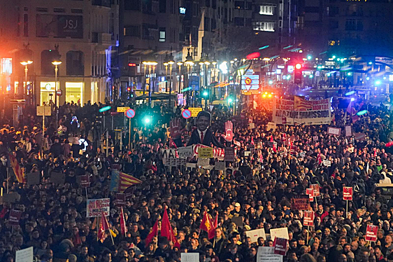 Multitudinaria tercera manifestación contra Mazón por su gestión de la dana